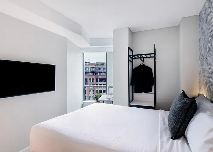 Petite Queen Room