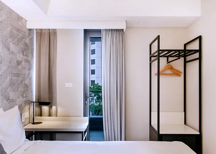 Petite Queen Room
